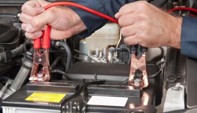 Batteria dell’auto scarica: come ricaricarla e quando cambiarla