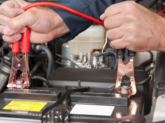 Batteria dell'auto scarica: come ricaricarla e quando cambiarla - Infomotori