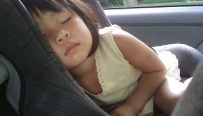 Bambini in auto: come viaggiare in modo sicuro