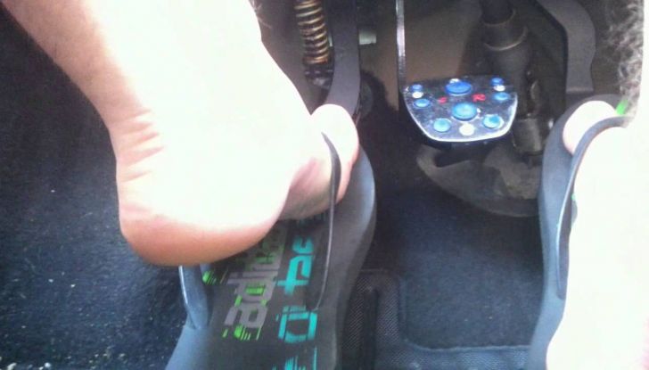 guidare con le infradito