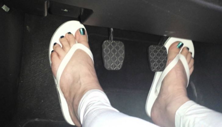 guidare con le ciabatte