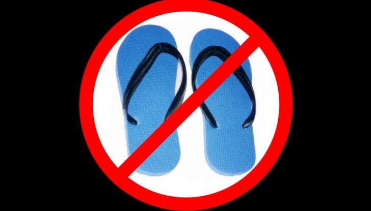 divieto guida infradito