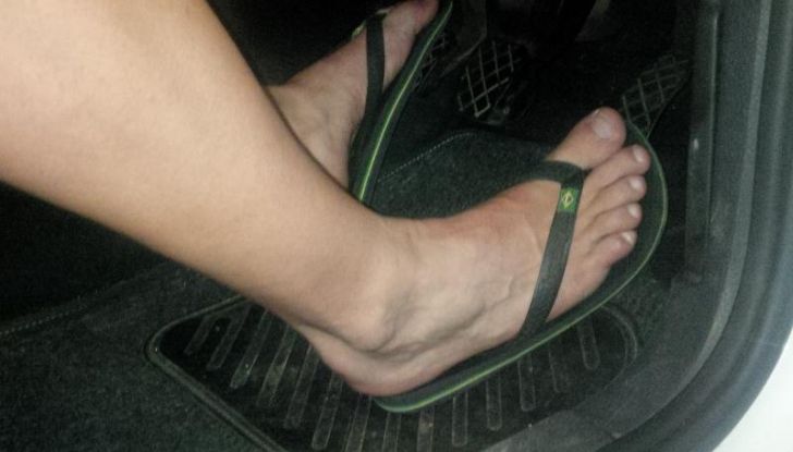 guida con le infradito