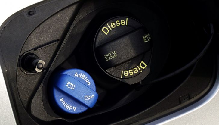 2015_Audi_Q3_2.0_TDI_quattro_Facelift_Typ_8U_Tankeinfuellstutzen_AdBlue