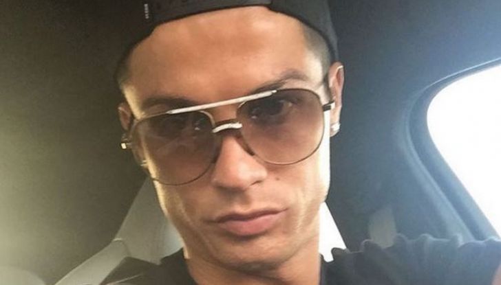 Cristiano Ronaldo festeggia il mancato Pallone d’Oro con una Porsche - Foto 3 di 7