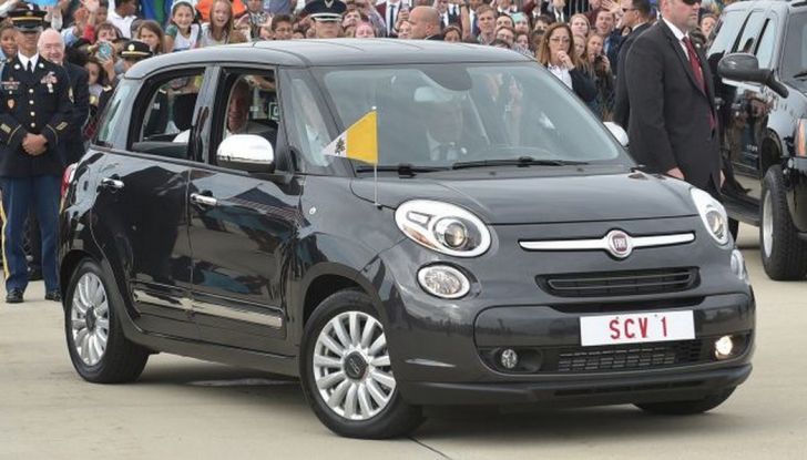 Fiat 500L del Papa all'asta.