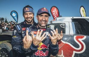 Stephane Peterhansel festeggia la vittoria nella Dakar 2016.