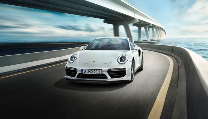 Cristiano Ronaldo festeggia il mancato Pallone d’Oro con una Porsche - Foto 6 di 7