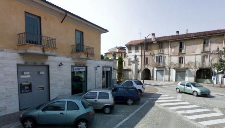 Auto a noleggio utilizzata dai ladri per una rapina in banca - Foto 4 di 8