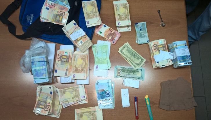 Auto a noleggio utilizzata dai ladri per una rapina in banca - Foto 8 di 8