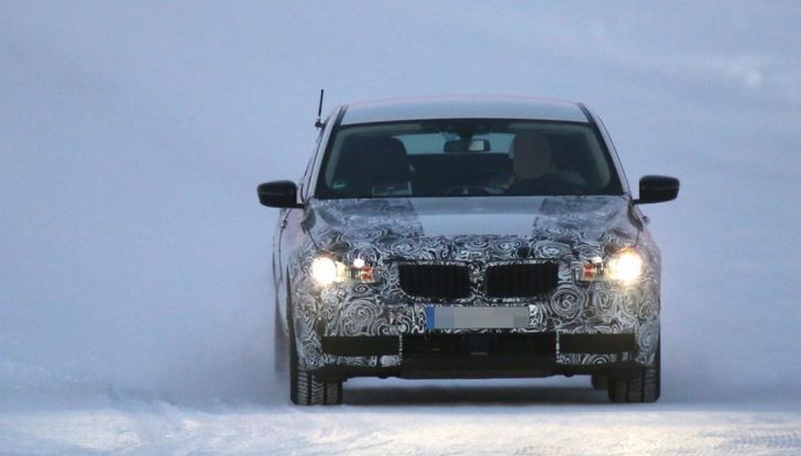 BMW Serie 5 e Serie 5 GT spiate durante i test invernali - Foto 15 di 16