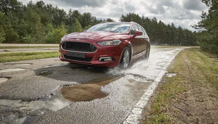 Guida contromano: Ford sperimenta un nuovo sistema di avviso - Foto 1 di 11