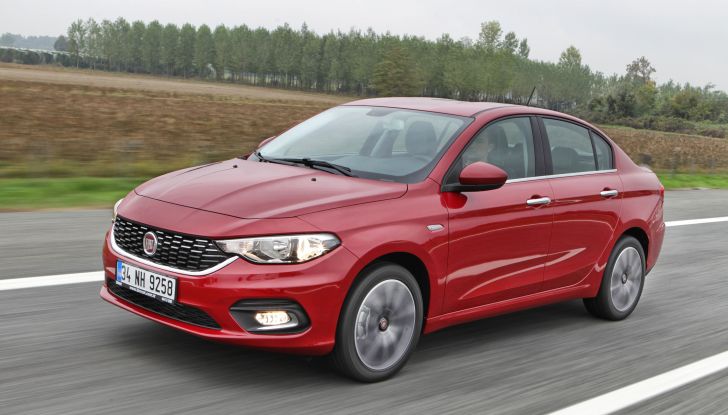 Fiat Tipo due volumi, su strada, vista laterale anteriore sinistra.
