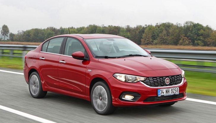 Fiat Tipo due volumi, su strada, vista laterale anteriore destra.