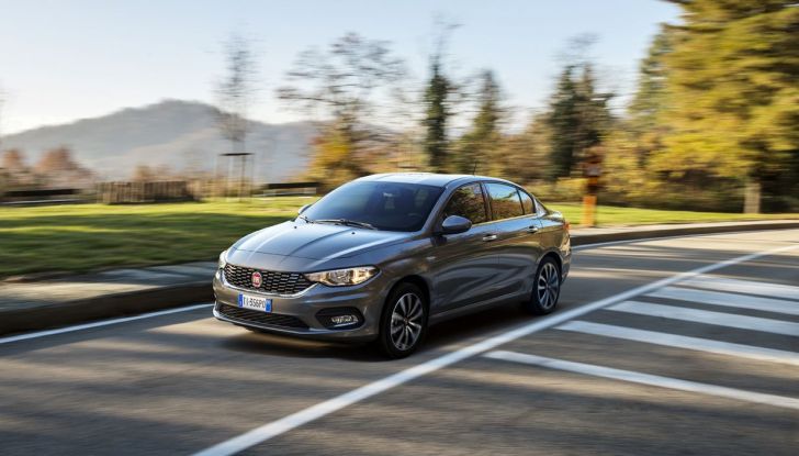 Fiat Tipo due volumi, su strada vista anteriore laterale.