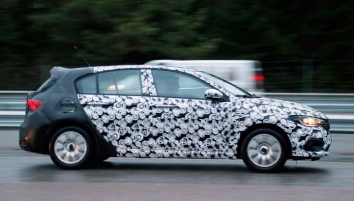 Fiat Tipo due volumi, foto spia fiancata.