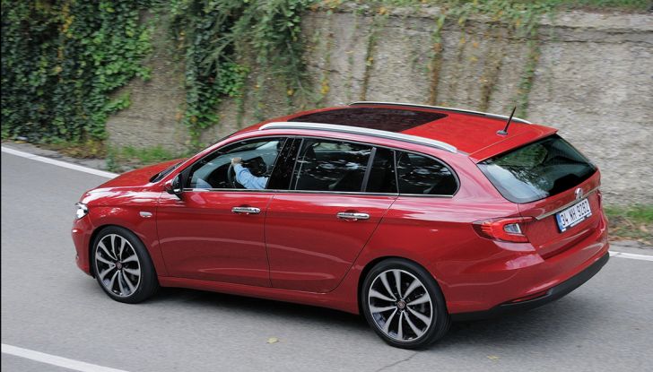 Fiat Tipo due volumi, laterale posteriore in movimento.