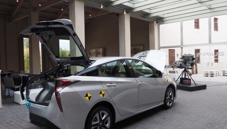 Nuova Toyota Prius, prova su strada della quarta generazione - Foto 8 di 48