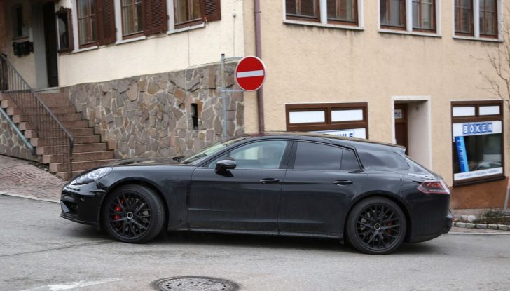 Porsche Panamera Shooting Brake prime immagini spia della nuova station wagon - Foto 1 di 25