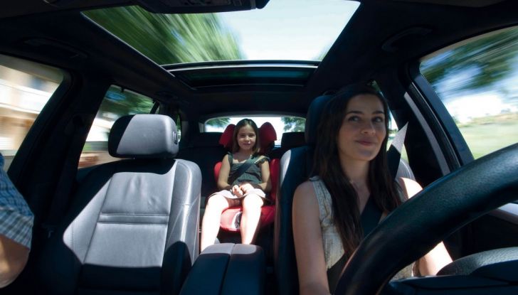 Bambini in auto: i seggiolini anti abbandono saranno obbligatori dal 2019 - Foto 3 di 12