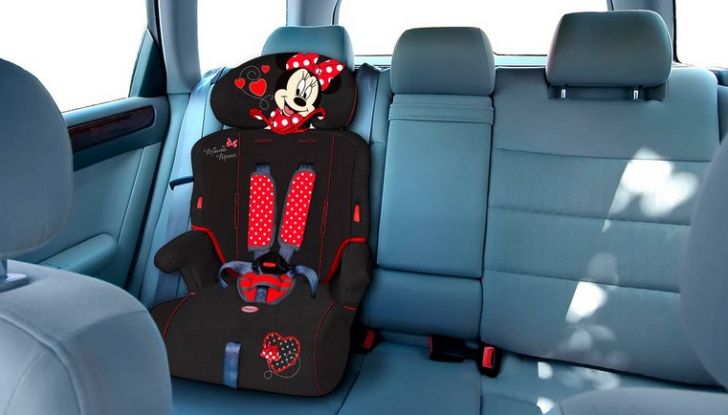 Bambini in auto: i seggiolini anti abbandono saranno obbligatori dal 2019 - Foto 11 di 12