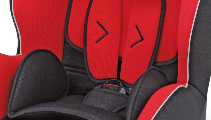 Bambini in auto: i seggiolini anti abbandono saranno obbligatori dal 2019 - Foto 9 di 12