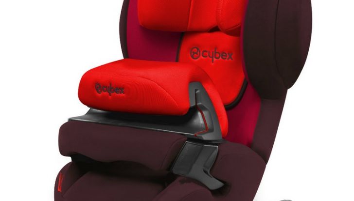 Bambini in auto: i seggiolini anti abbandono saranno obbligatori dal 2019 - Foto 6 di 12