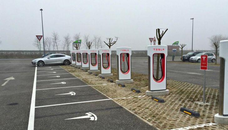 Supercharger Tesla, no all’utilizzo commerciale - Foto 3 di 10