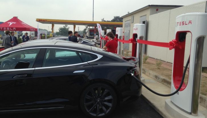 Supercharger Tesla, no all’utilizzo commerciale - Foto 5 di 10