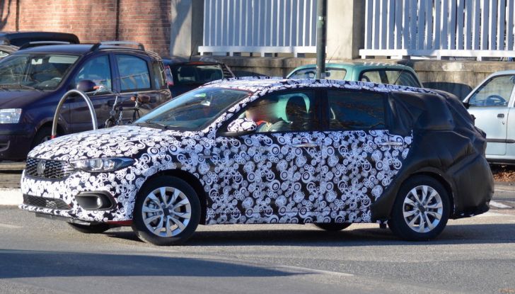 Fiat tipo sw foto spia laterale anteriore.
