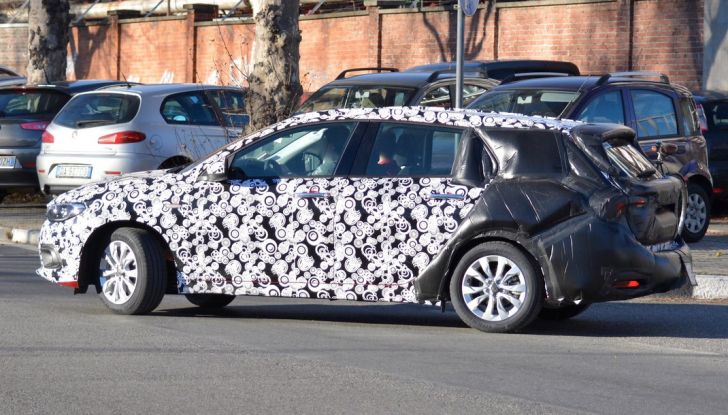 Fiat Tipo SW foto spia fiancata.