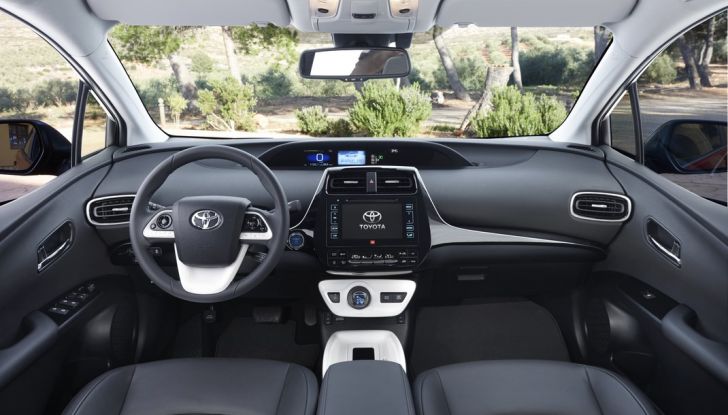 Nuova Toyota Prius, prova su strada della quarta generazione - Foto 37 di 48