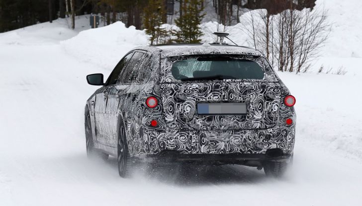 BMW Serie 5 Touring nuova generazione, le foto spia sulla neve (1)