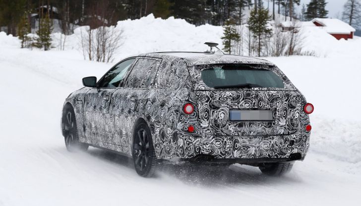 BMW Serie 5 Touring nuova generazione, le foto spia sulla neve (13)