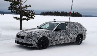 BMW Serie 5 Touring nuova generazione, le foto spia sulla neve