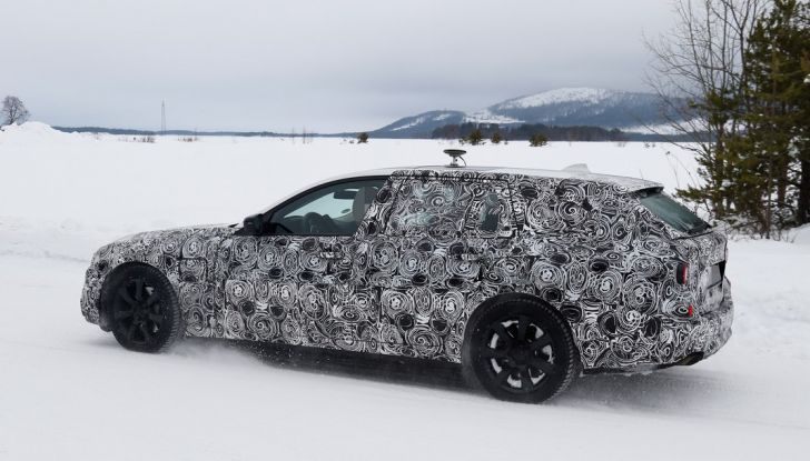 BMW Serie 5 Touring nuova generazione, le foto spia sulla neve (9)
