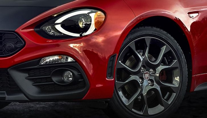 Fiat 124 Spider Elaborazione Abarth, primo piano del profilo anteriore laterale.