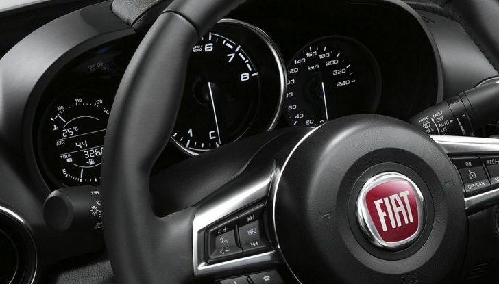 Fiat 124 Spider, interni, dettaglio palpebra cruscotto e volante in pelle.