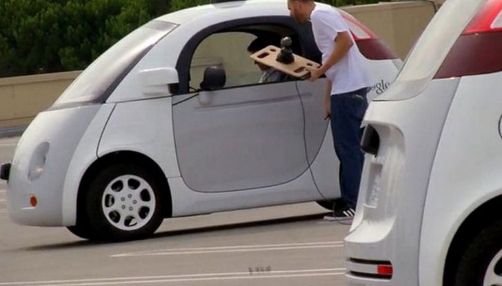 Google Car si scontra con un bus: ecco il video dell’incidente - Foto 6 di 8