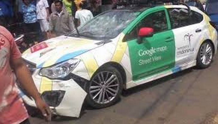 Google Car si scontra con un bus: ecco il video dell’incidente - Foto 7 di 8