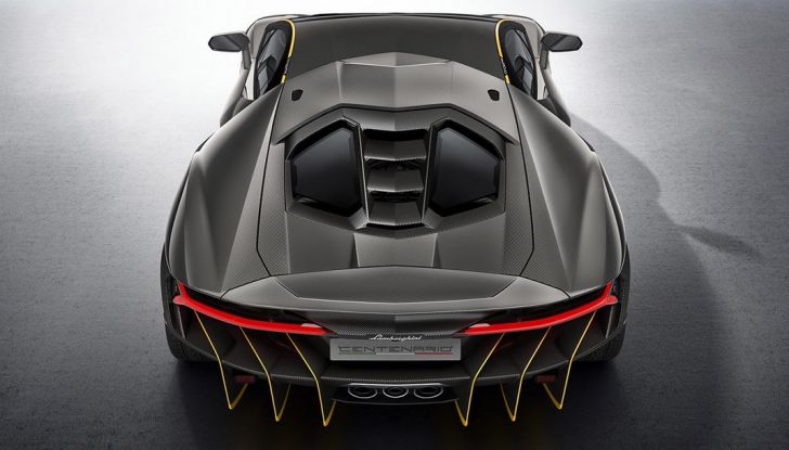 La prima Lamborghini ibrida ha un motore V12 - Foto 9 di 11