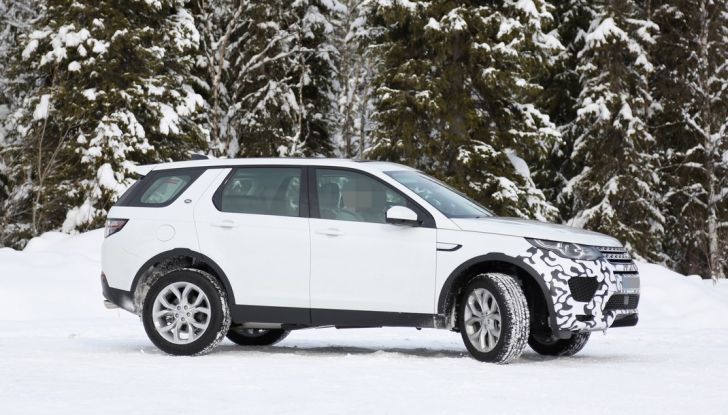 Land Rover Discovery Sport, immagini spia della nuova versione - Foto 2 di 10