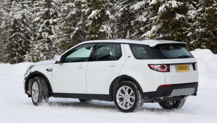 Land Rover Discovery Sport, immagini spia della nuova versione - Foto 8 di 10