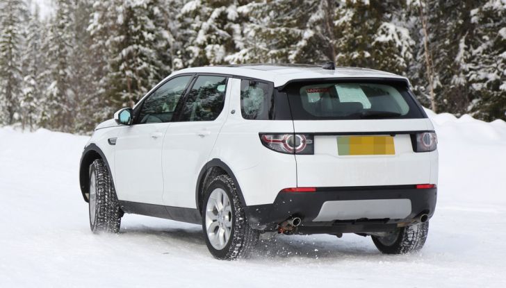 Land Rover Discovery Sport, immagini spia della nuova versione - Foto 9 di 10