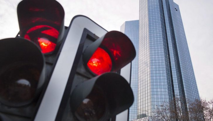 Multa semaforo rosso: quanto costa e come fare ricorso