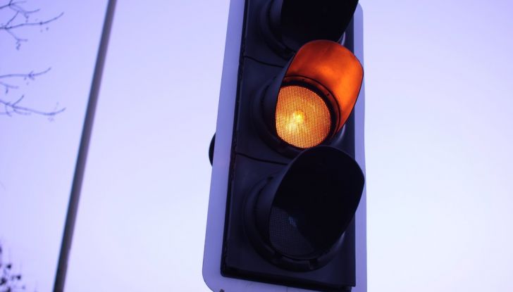 Multa semaforo rosso: quanto costa e come fare ricorso - Foto 2 di 9
