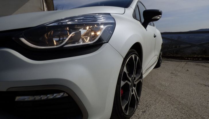 Renault Clio R.S. 220 EDC Trophy: prova su strada e prestazioni - Foto 11 di 37