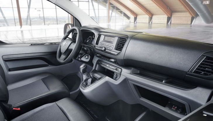 Toyota Proace City: il nuovo minivan debutta sul mercato - Foto 8 di 14