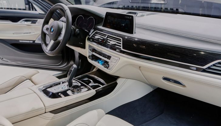 Nuova BMW M760Li xDrive - Foto 23 di 34