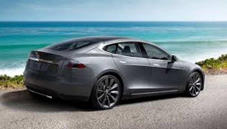 Tesla compra tutte le batterie per le sue auto elettriche e i rivali restano a secco! - Foto 7 di 12
